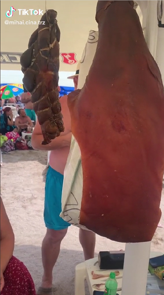 VIDEO Un turist și-a adus pe plajă la Costinești câteva hălci de carne afumată și le-a atârnat de umbrelă
