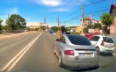 VIDEO-Șoferul unei mașini înmatriculată în Sibiu oprește în drum și arată semne obscene. Reacția Poliției