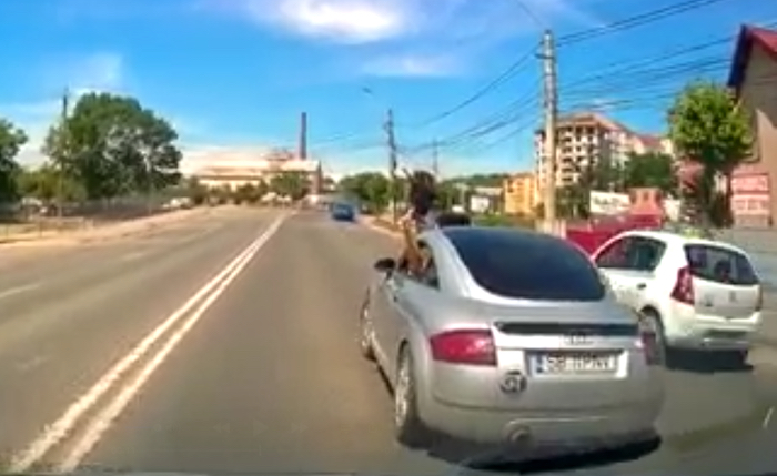 VIDEO-Șoferul unei mașini înmatriculată în Sibiu oprește în drum și arată semne obscene. Reacția Poliției