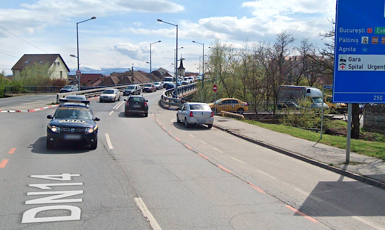 Accident înainte de viaduct: un microbuz a lovit un motociclist