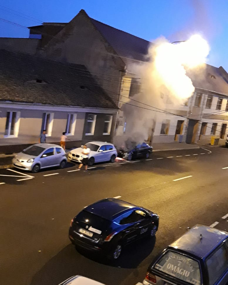 O mașină a luat foc azi noapte, pe strada Lungă