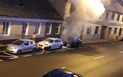 O mașină a luat foc azi noapte, pe strada Lungă