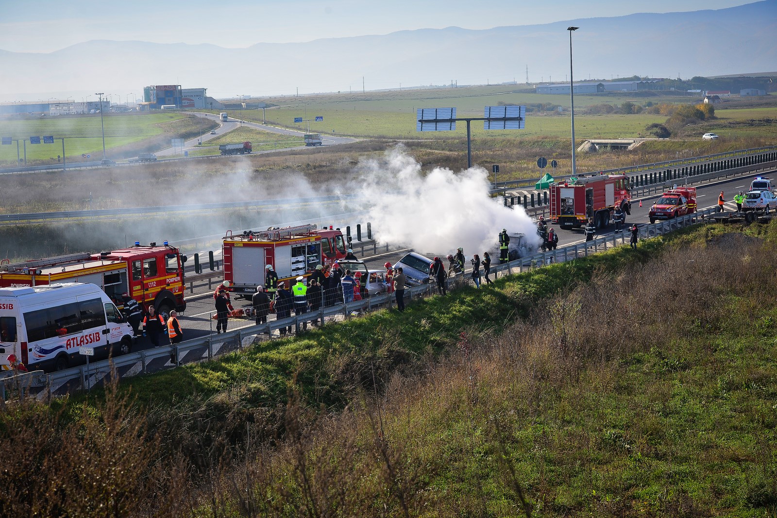 O mașină a luat foc pe autostradă. SMURD a intervenit la o femeie care a făcut un atac de panică