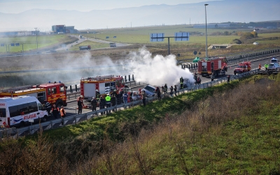 O mașină a luat foc pe autostradă. SMURD a intervenit la o femeie care a făcut un atac de panică