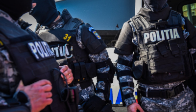 Cinci suspecţi de furturi din societăţi comerciale, blocaţi în trafic şi imobilizaţi de poliţişti. Se pare că au dat spargeri și în Sibiu