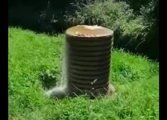 VIDEO – Un canal refulează în apropierea unui loc de joacă. Părinte: Se vede hârtia igienică și miroase dezgustător