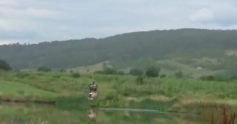 VIDEO-Un sibian a aruncat o remorcă plină de gunoaie într-o zonă superbă, pe malul apei