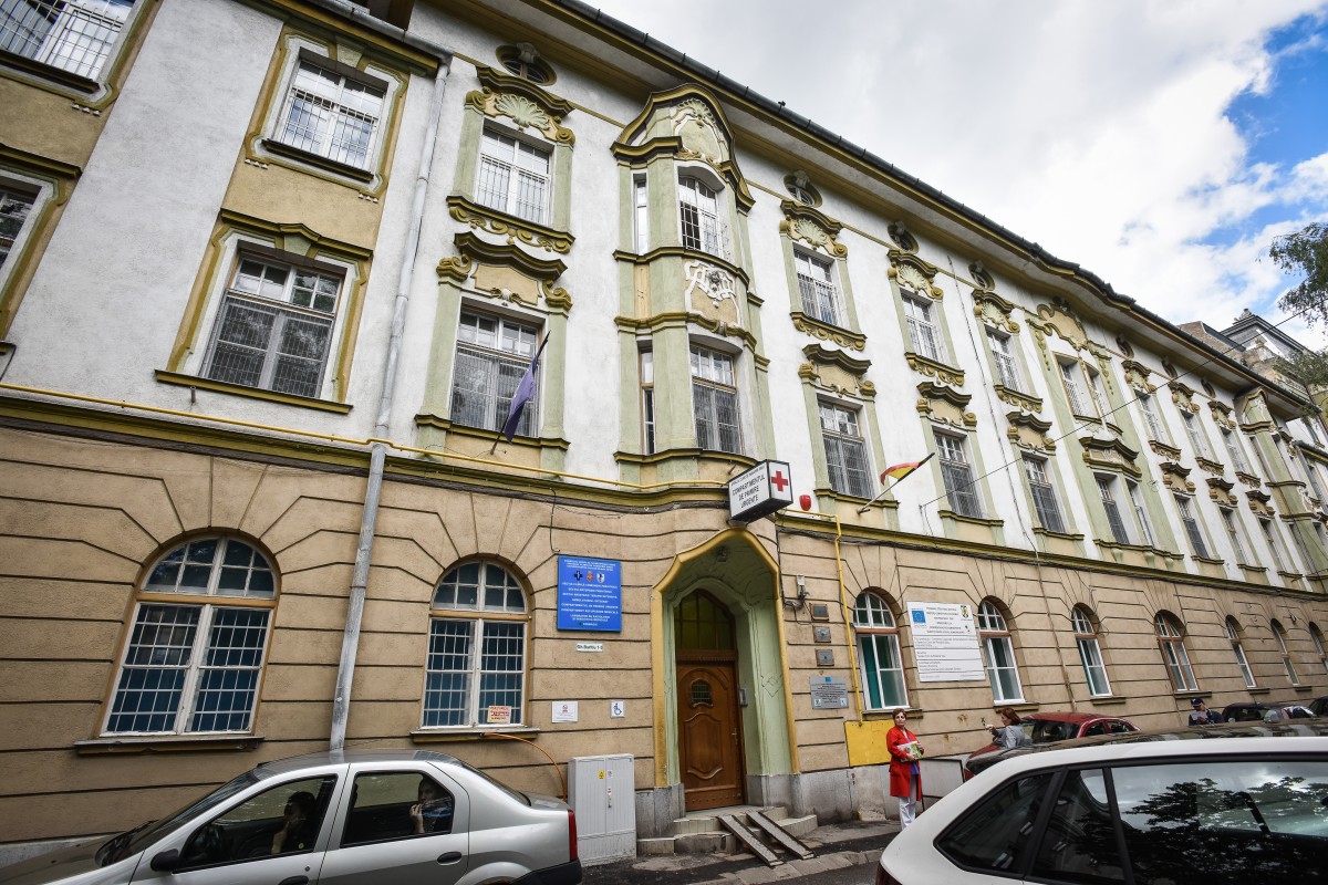 Sibian supărat pe serviciile de la Pediatrie: ”Fiul meu a fost trimis la plimbare, cu un diagnostic pus din priviri”. Spitalul: ”Nu s-a impus consult ortopedic imediat”