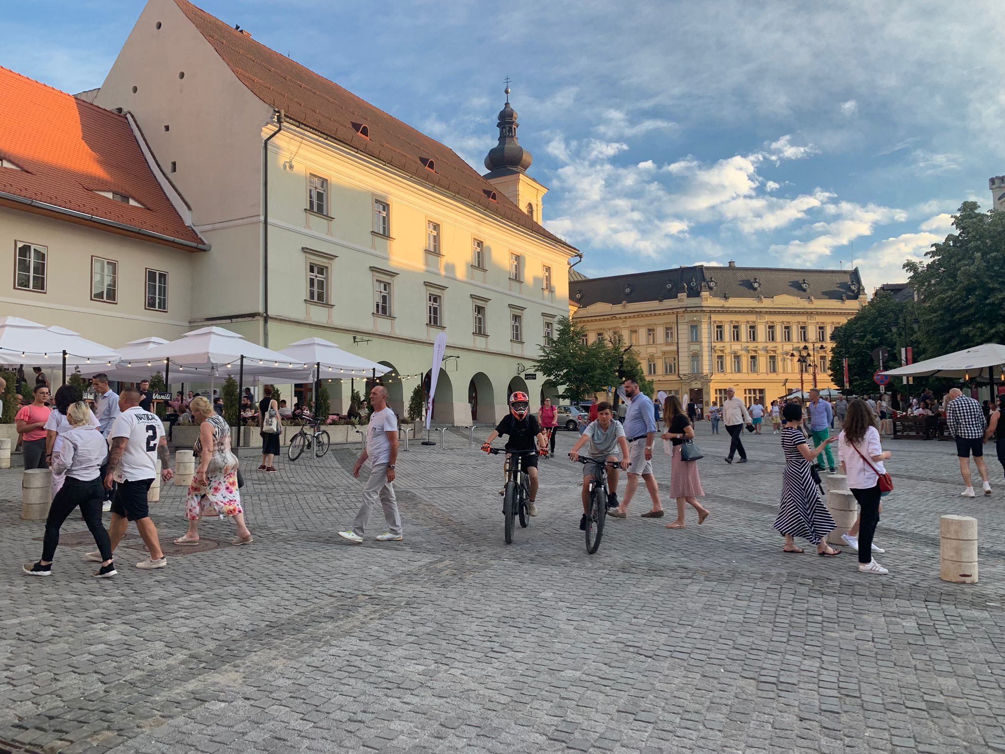 Peste 12.000 de cazuri noi de COVID în ultimele 24 de ore. În Sibiu sunt 100