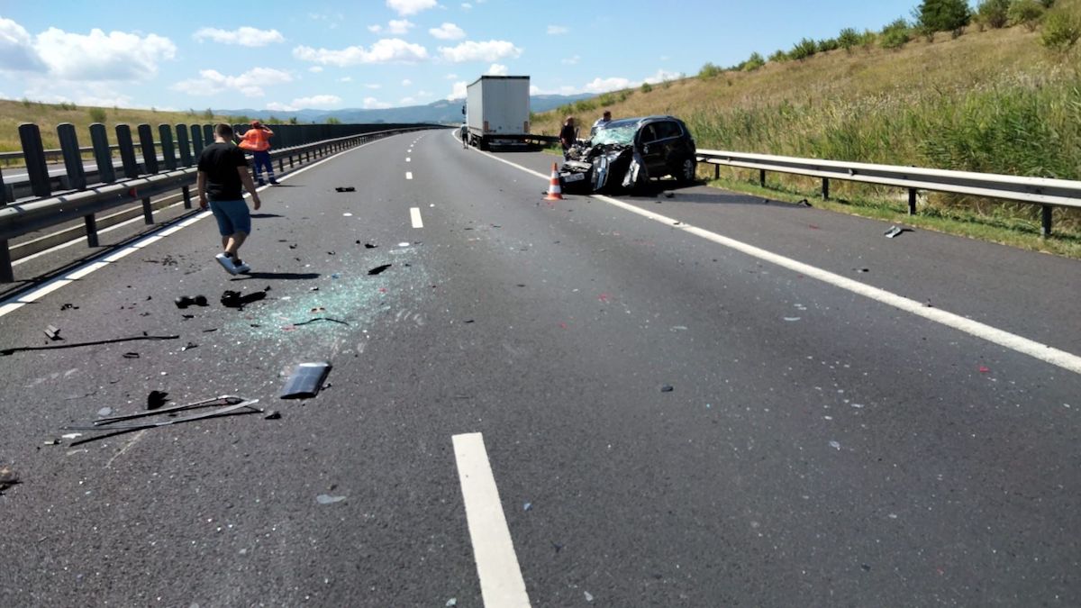 Actualizare. Coliziune între un TIR și o mașină, pe autostradă, la Aciliu. Unul din șoferi și două pasagere au suferit răni