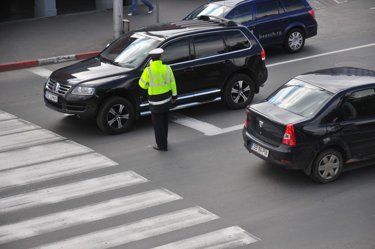 În mai puțin de două ore, un șofer care a vrut să ”șpăguiască” un polițist sibian a fost reținut