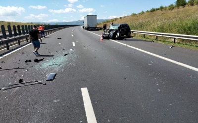 Actualizare. Coliziune între un TIR și o mașină, pe autostradă, la Aciliu. Unul din șoferi și două pasagere au suferit răni