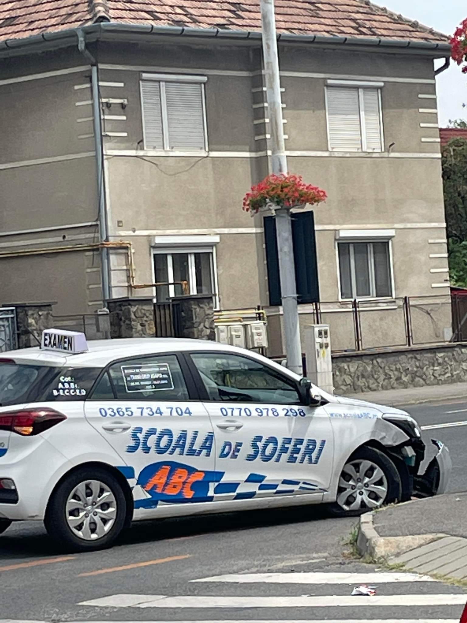 Tamponare în timpul examenului auto: O șoferiță ”a accelerat puternic în stâlp”