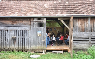 Cinematograful din șură: proiecție specială de film documentar pentru copiii din comuna Roșia