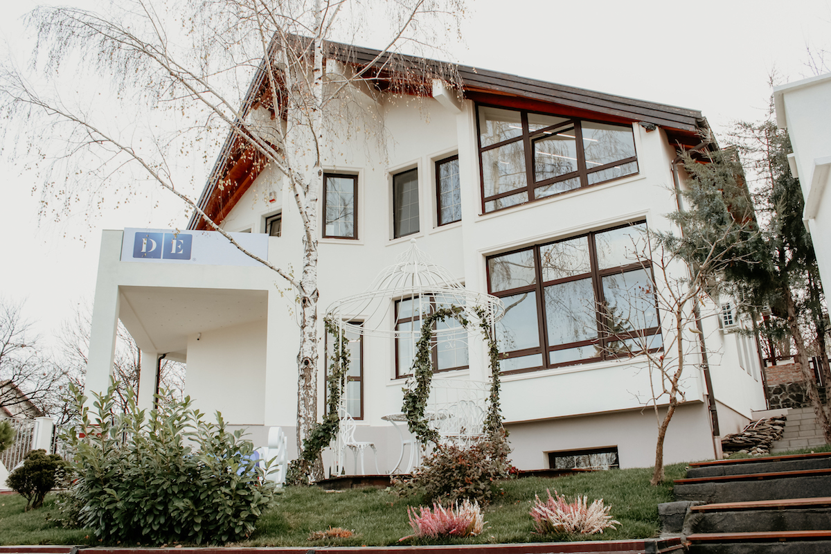 DENT ESTET reconfirmă poziția de lider pe piața de stomatologie din Sibiu și în anul 2021. Cazurile complexe de implantologie și estetică dentară, în topul afecțiunilor dentare