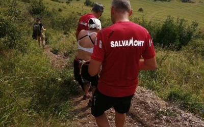 O tânără din Sibiu a rămas fără apă pe munte și a făcut atac de panică din cauza caniculei. Au coborât-o salvamontiștii