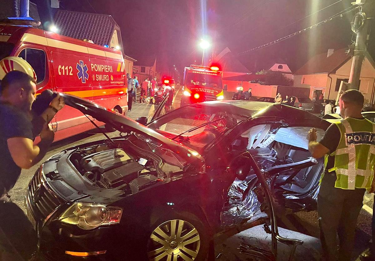 FOTO Cinci tineri răniți: șoferul drogat circula cu 125 de km/h prin Sibiu și a fost urmărit până în Cristian, unde a produs accidentul