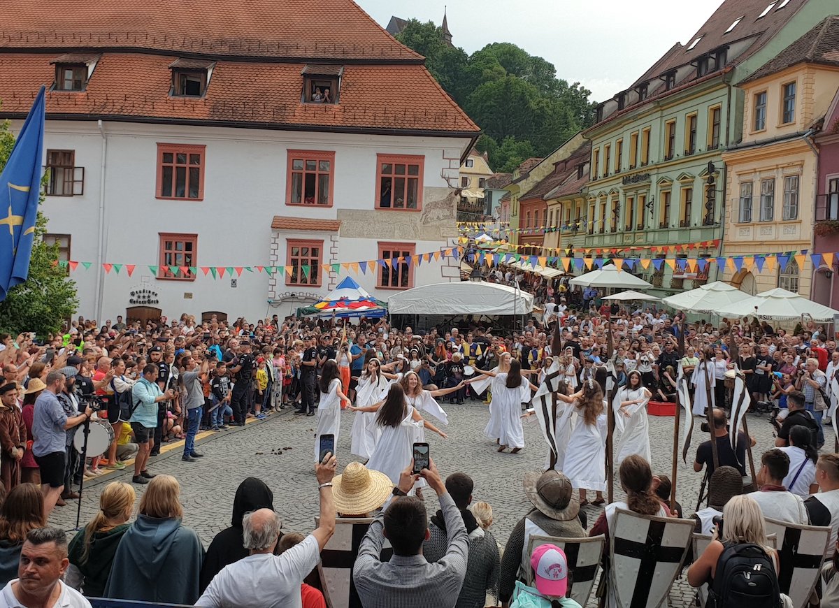VIDEO S-a deschis Festivalul Medieval de la Sighișoara: statui gigantice cu cavaleri, prințese, ghilotine. Turiștii se cazează și la Mediaș