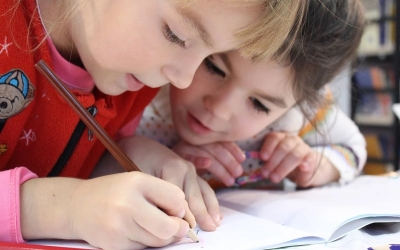 Pachete de rechizite pentru preșcolarii și școlarii din Șelimbăr. 100 de lei pentru preșcolari, 150, pentru școlari