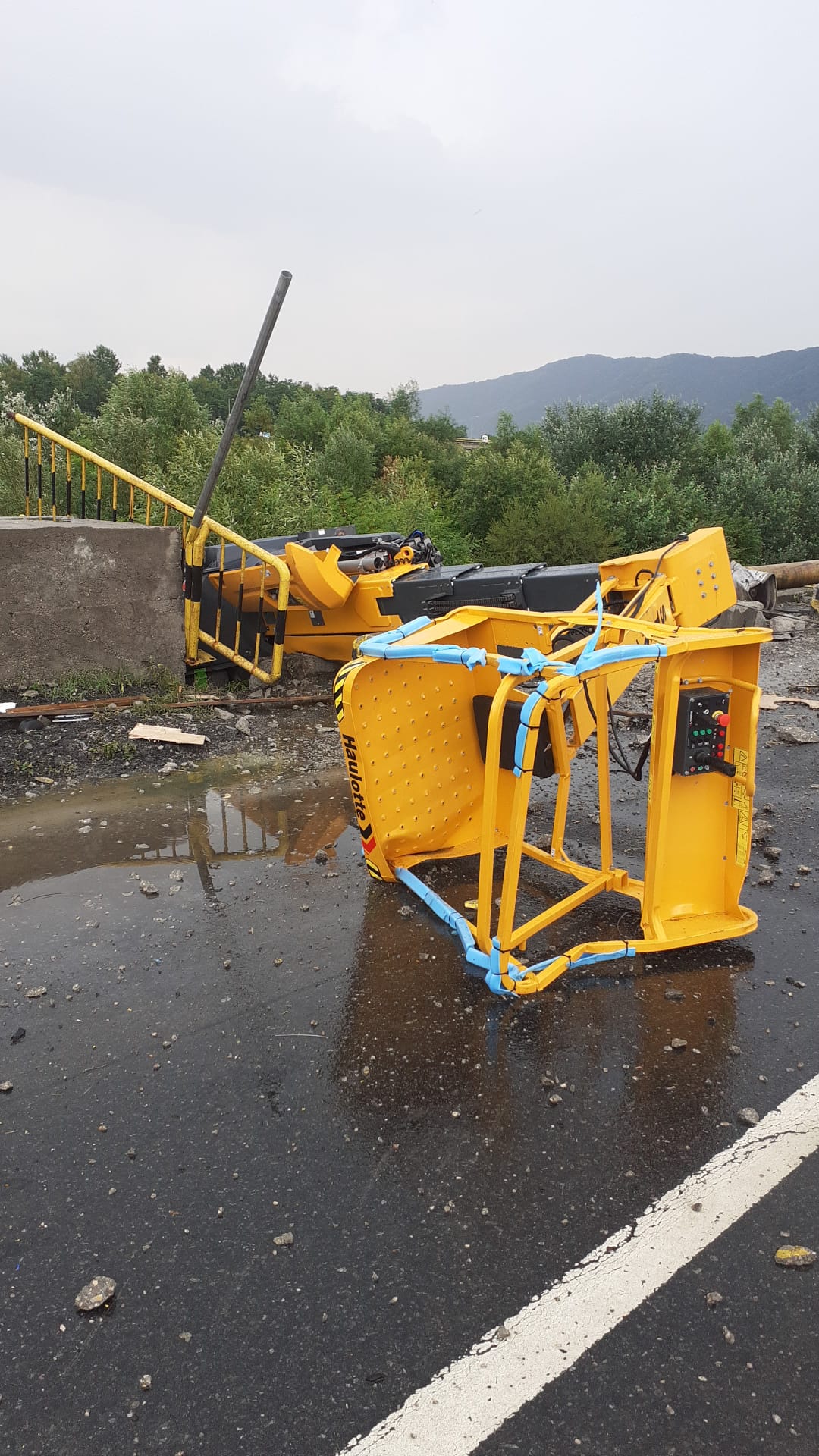 Accident pe centura de la Călimănești. Un TIR încărcat cu nacele a intrat în parapet