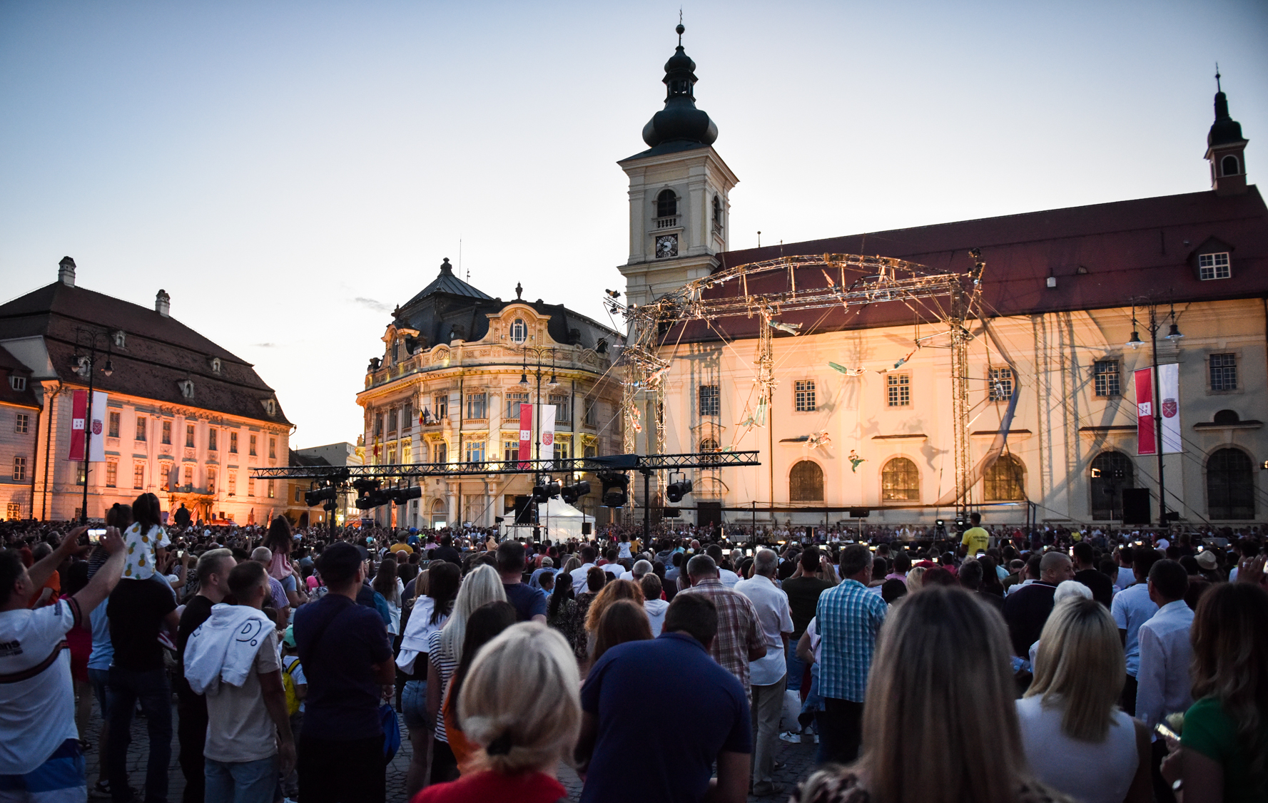 Cât costă spectacolele de la FITS: Concertele Cargo și Holograf: 100 de mii de lei. Labirintul luminilor din Piața Mare: 40 de mii de euro