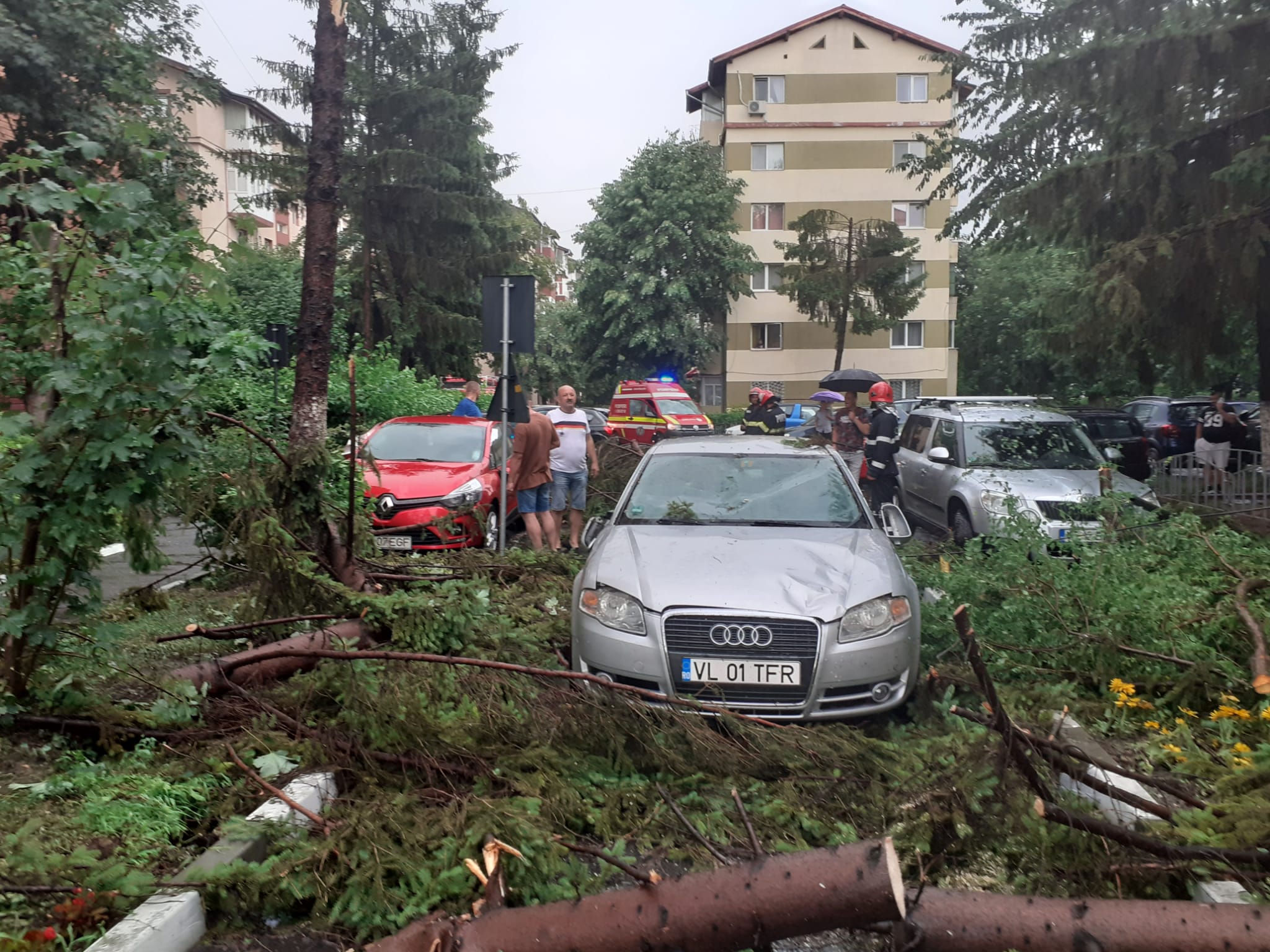 A fost cod roșu de furtună în Vâlcea. Pompierii au avut zeci de intervenții, după vijelia de doar un sfert de oră