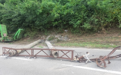 Șapte victime pe Valea Oltului după ce un tren a lovit niște stâlpi de curent doborâți de un TIR