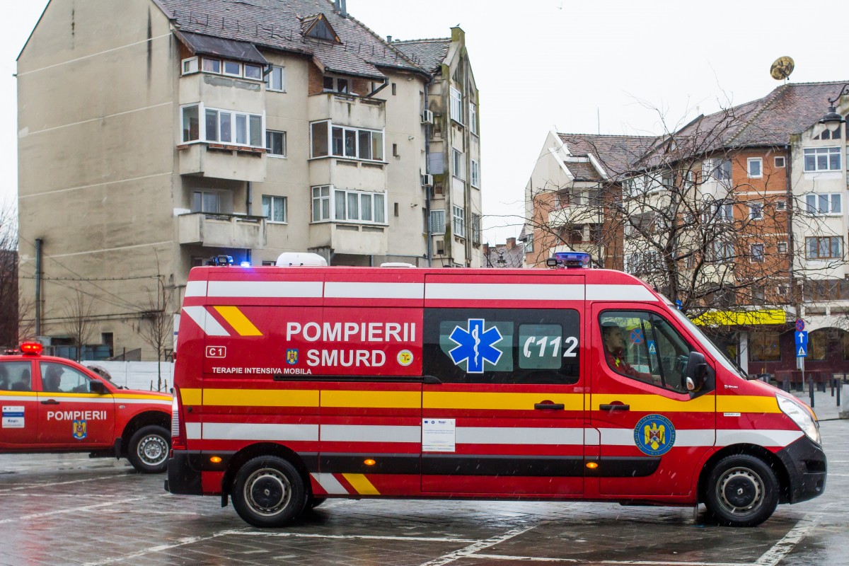 Motociclist lovit de mașină în Mediaș. Șoferul nu s-a asigurat când a schimbat banda