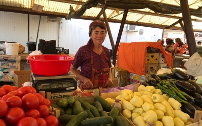 Tanti Nuța, producătoarea care vinde în Piața Cibin de 30 de ani: „Să știu că-i dau omului un lucru bun, făcut din mâinile mele, asta mă bucură cel mai mult”