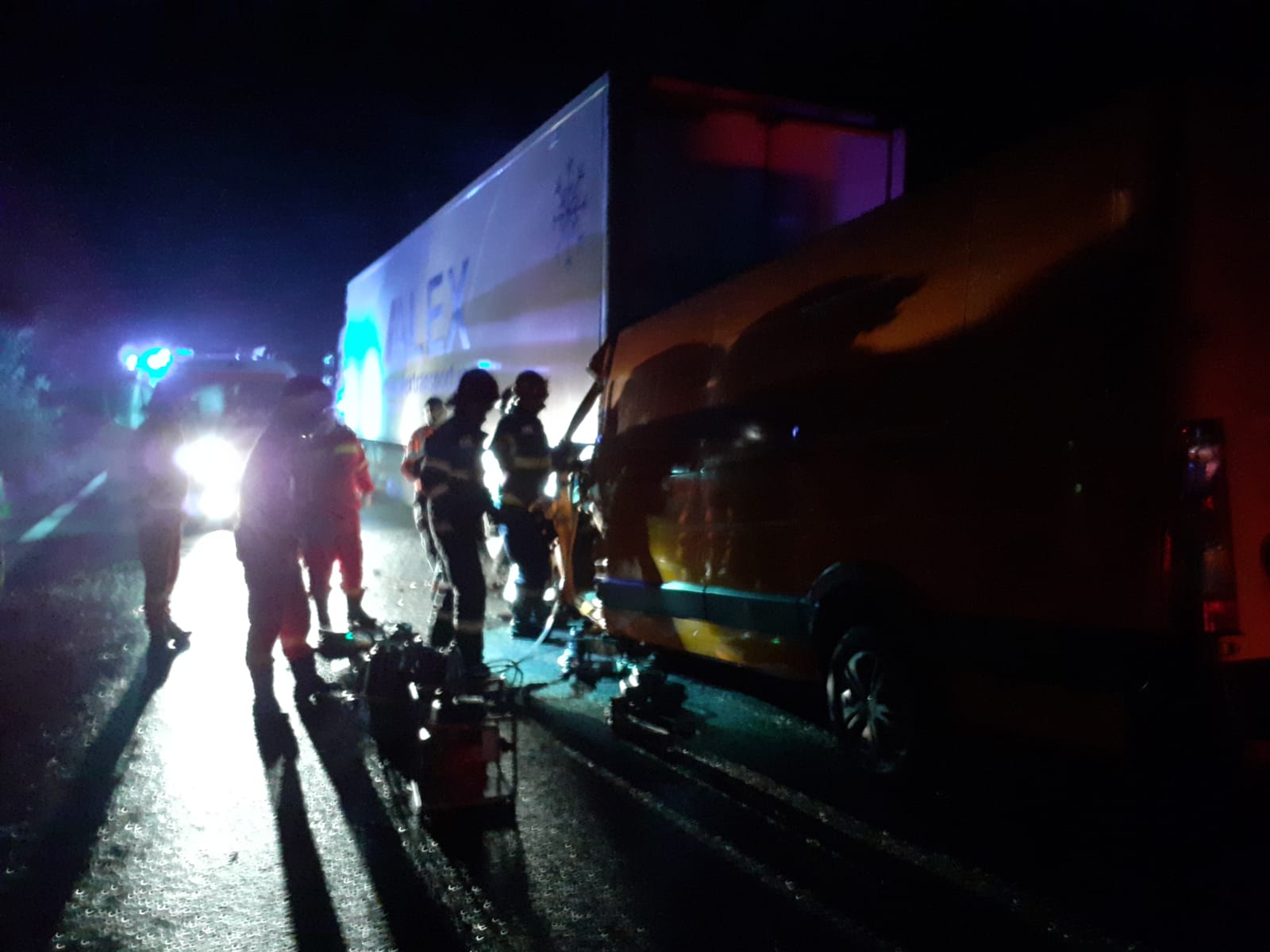 Accident mortal pe Valea Oltului. Un șofer a lovit în plin un TIR, oprit în drum