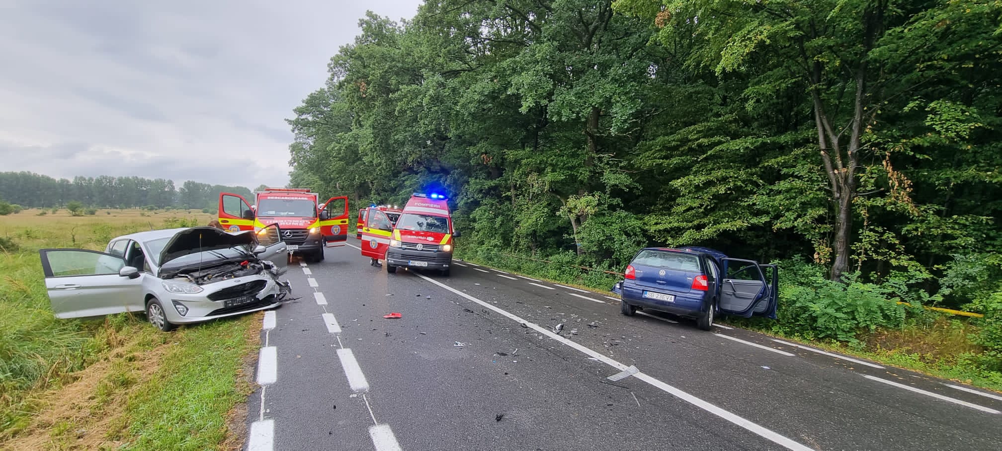 Actualizare. Accident între Sibiu și Poplaca. Un șofer de 71 de ani a intrat pe contrasens, într-o curbă