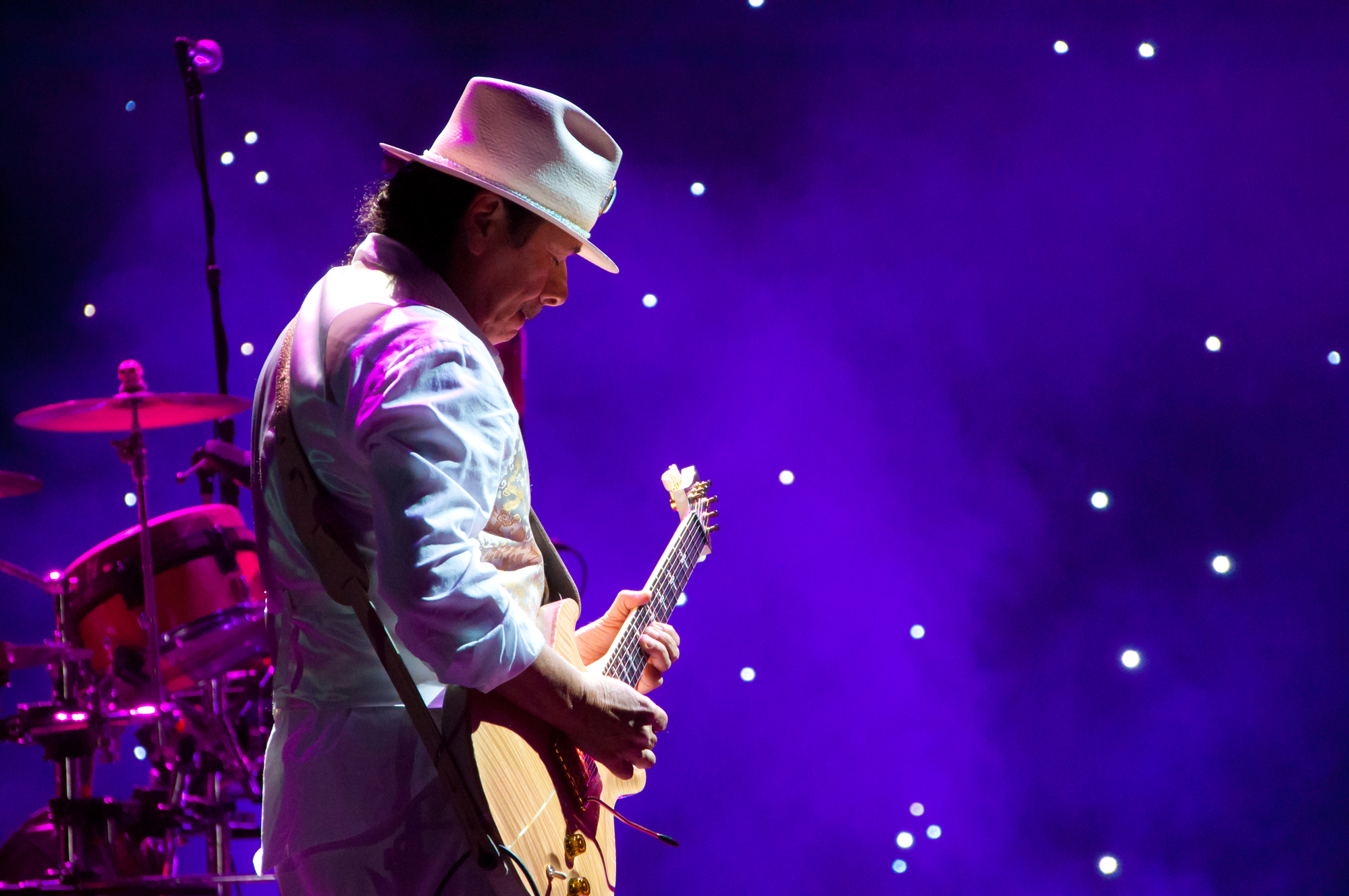 Faimosul chitarist Carlos Santana a leşinat pe scenă în timpul unui concert