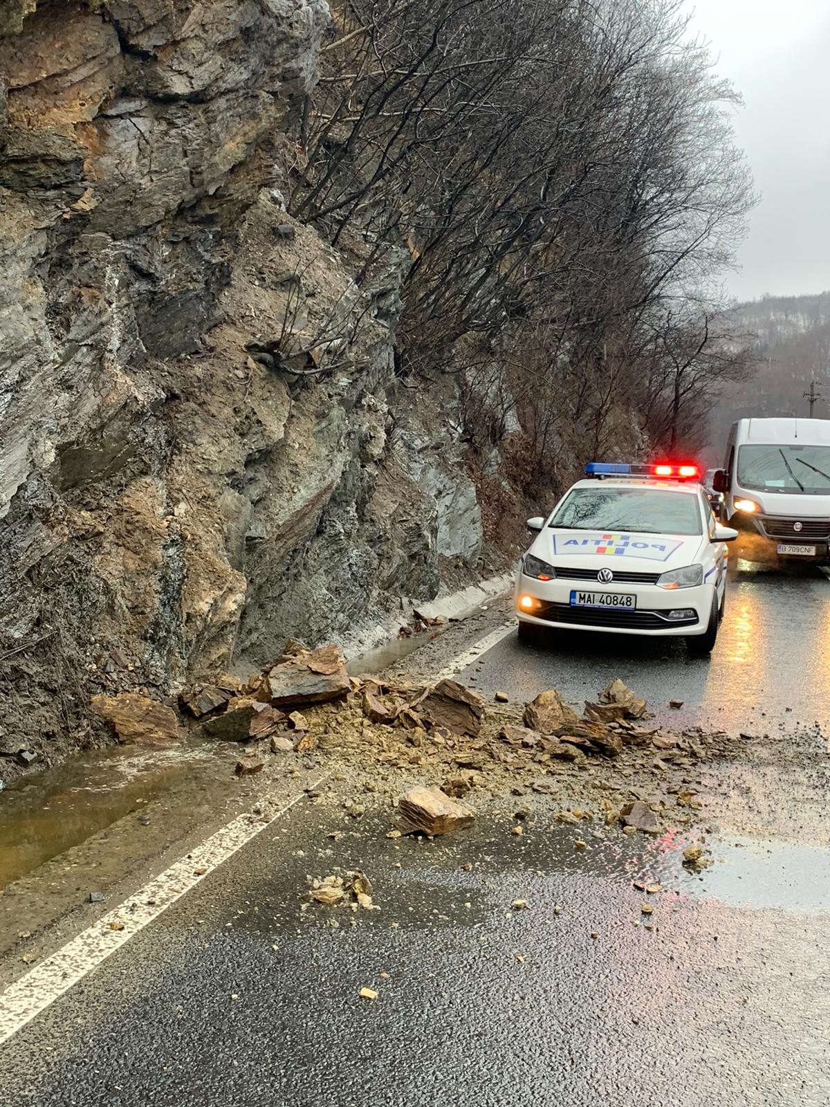 Valea Oltului, din nou blocată din cauza unei stânci căzute pe șosea