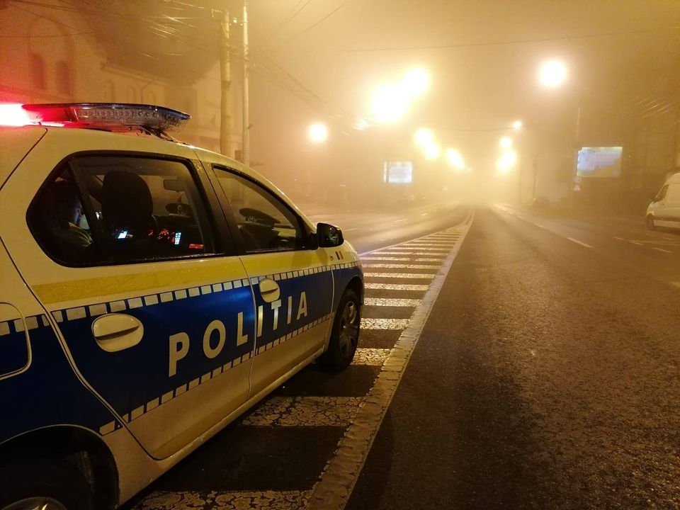 Șoferi beți azi-noapte prin Sibiu: unul a căzut cu motocicleta, celălalt s-a oprit cu mașina în stâlp