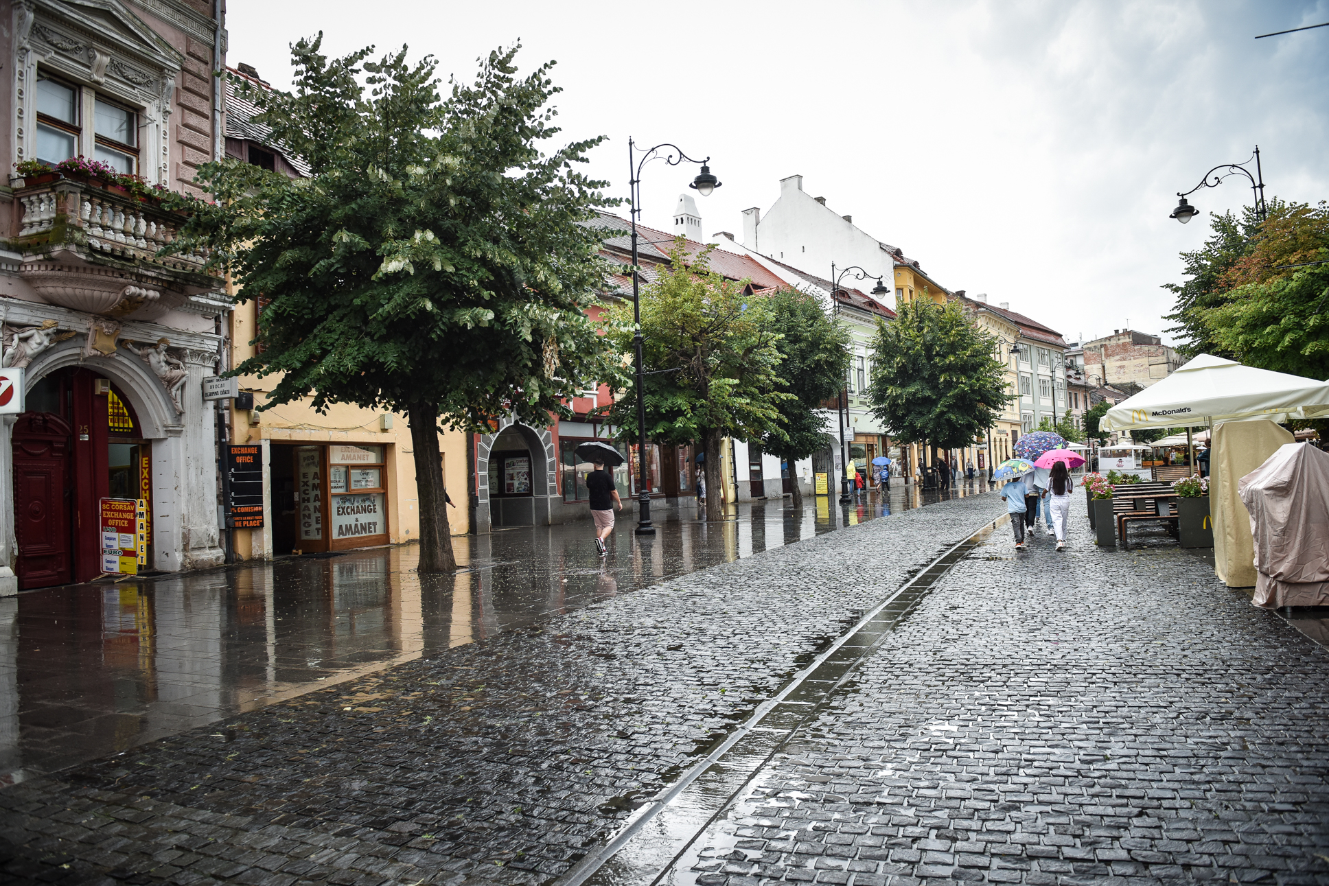 Vestea bună: Scad temperaturile. Vestea proastă: Vin ploile torențiale și vijeliile