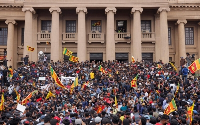 VIDEO Violențele iau amploare în Sri Lanka. Manifestanții au dat foc casei premierului și s-au scăldat în piscina președintelui