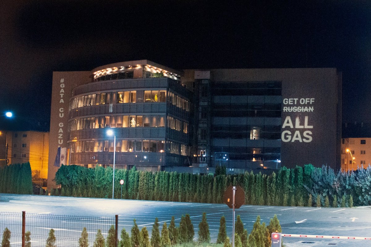 FOTO Activiștii de mediu, protest la sediul Romgaz din Mediaș: ”E gazul să plecați!”
