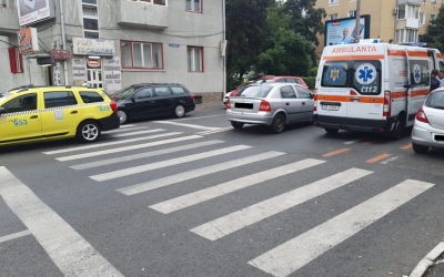 Femeie lovită de mașină, pe trecere, la intrarea pe Calea Dumbrăvii