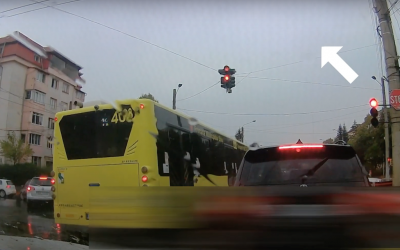 Reacția conducerii Tursib la imaginile cu șoferul de autobuz care trece pe roșu