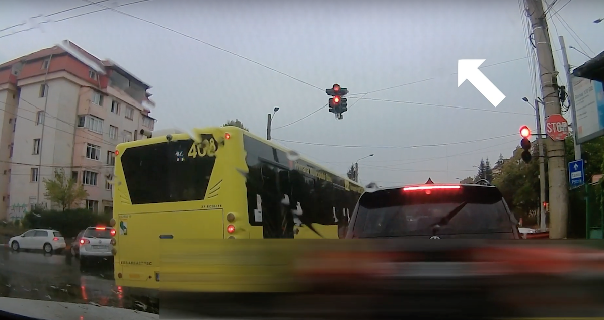 Reacția conducerii Tursib la imaginile cu șoferul de autobuz care trece pe roșu