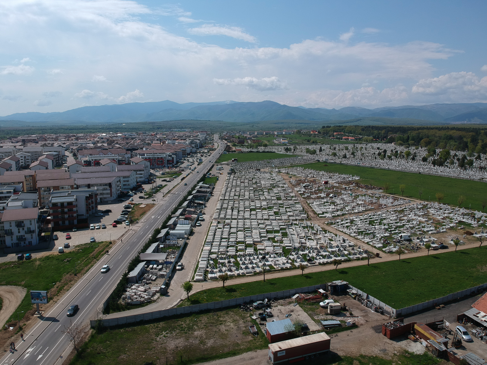 Profanare de morminte în cimitirul Municipal din Sibiu. 5 persoane, surprinse de camerele de supraveghere, sunt căutate de polițiști