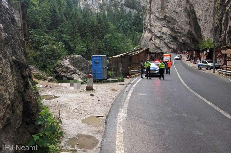 Un bărbat de 34 de ani a fost lovit de o bucată de stâncă în Cheile Bicazului. Este în stare gravă