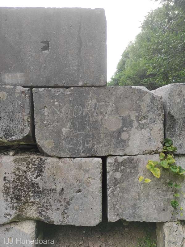 Un bărbat din Piteşti şi-a scrijelit numele pe zidul cetăţii dacice Sarmizegetusa Regia. „Din plictiseală”