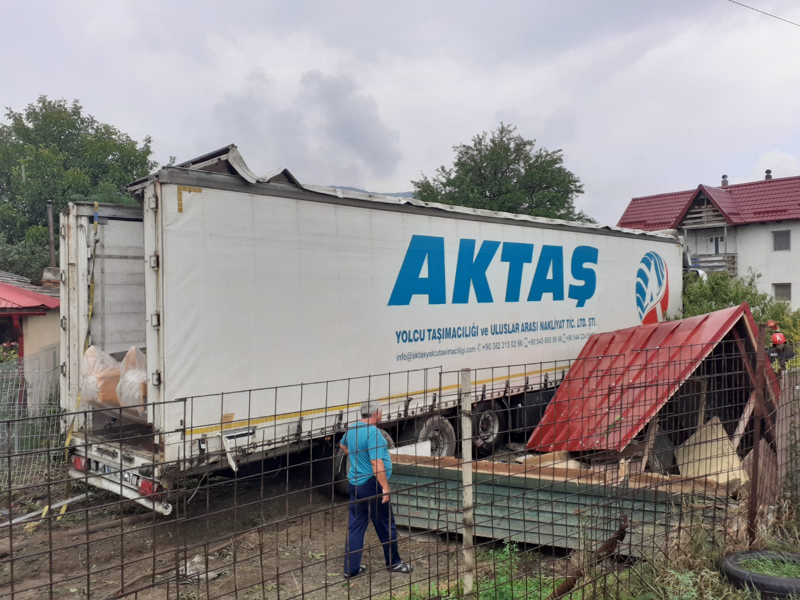 Accident pe centura orașului Călimănești: un TIR a intrat într-o gospodărie