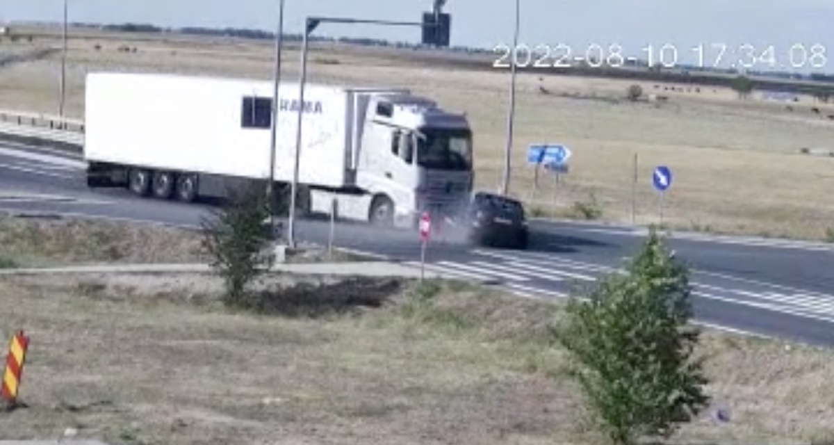 VIDEO Accident cu un șofer sibian, surprins de camerele video în Nădlac. Un craiovean a intrat într-o intersecție fără prioritate