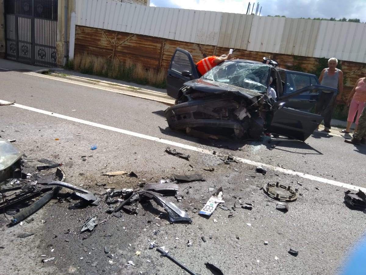 Coliziune frontală între două autoturisme, în Șura Mare. Un șofer a fost rănit