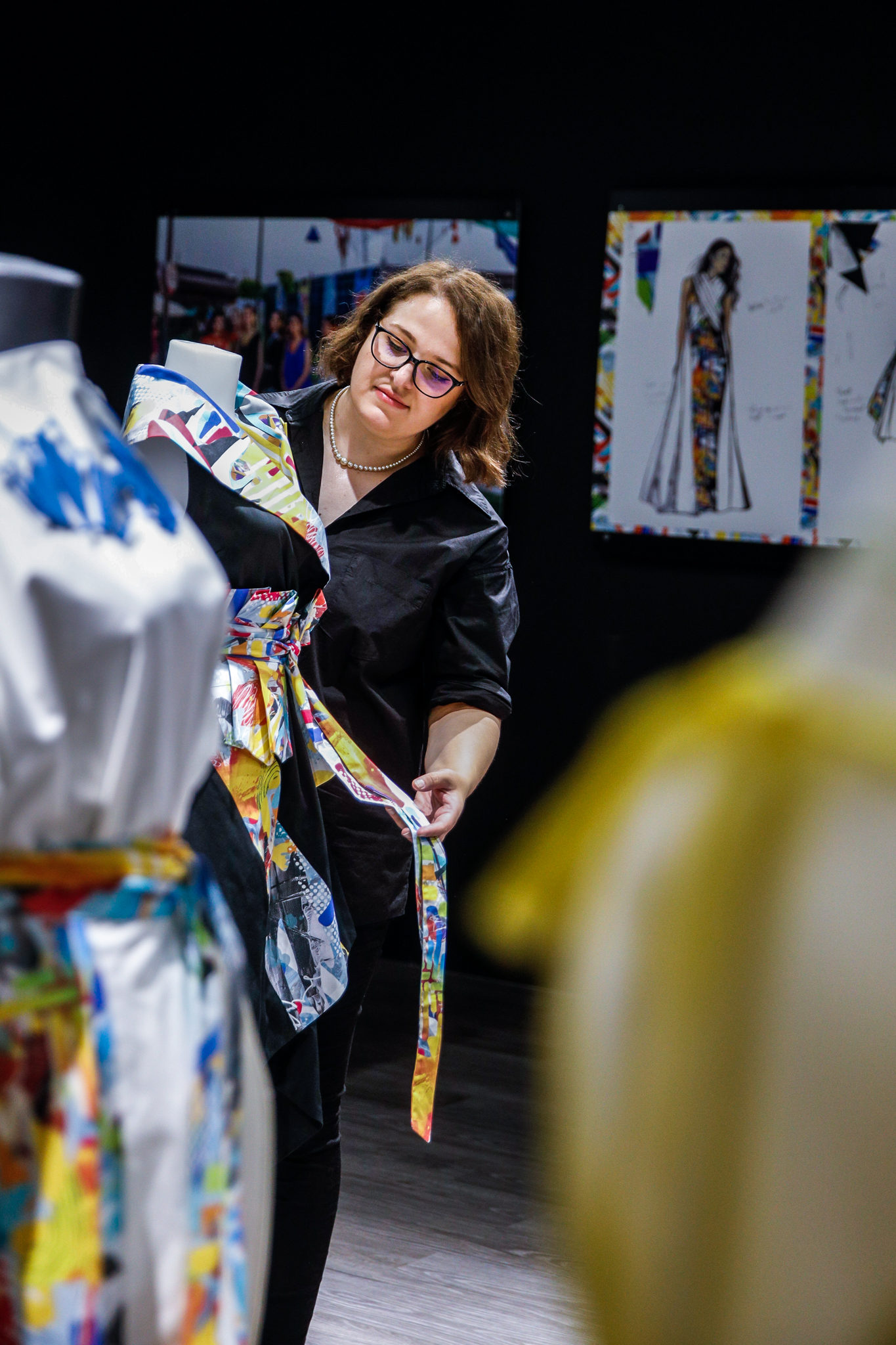 Promenada Sibiu spune povestea SYNERGIA într-un interviu cu designerul colecției, Raluca Coșăreanu