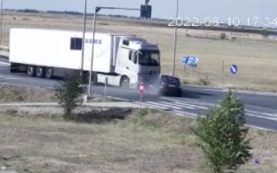 VIDEO Accident cu un șofer sibian, surprins de camerele video în Nădlac. Un craiovean a intrat într-o intersecție fără prioritate
