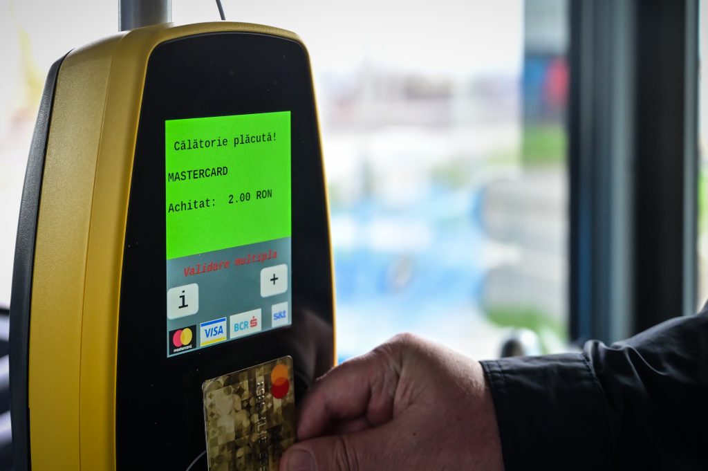 Tursib reia controalele în autobuze după trei luni de pauză: ”Am numărat călătorii prin stații”. Compania neagă