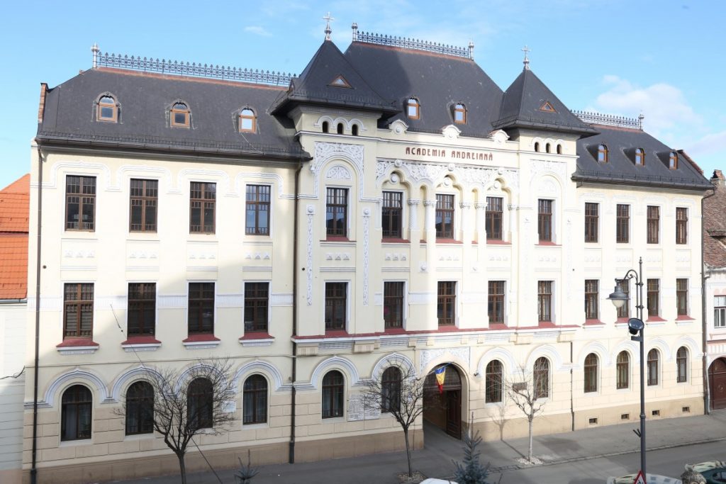 Facultatea de Teologie din Sibiu se pregătește pentru sesiunea de toamnă: din ce în ce mai multe fete și persoane care au absolvit deja o facultate sunt interesate să studieze teologie